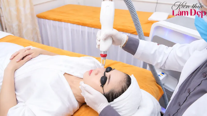 Mela Extra kết hợp Revlite, tinh chất chuyên biệt và cấy dưỡng chất giúp cải thiện nám